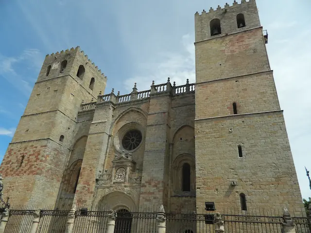 Catedral Santa María de Sigüenza, Guadalajara, donde opera nuestra agencia SEO de Guadalajara