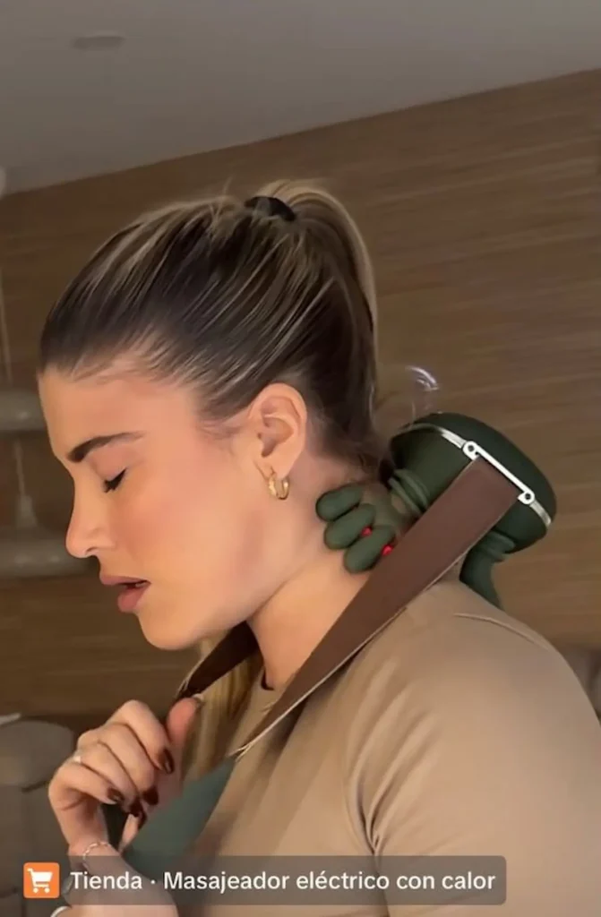 Chica mostrando en la red social TikTok cómo funciona el masajeador.