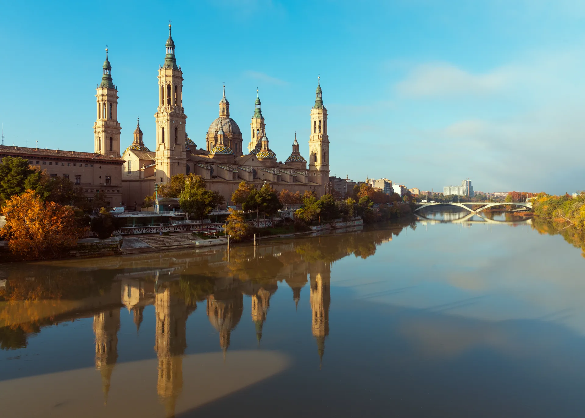 Basílica del Pilar reflejada en el Ebro, icono de una Zaragoza con enorme potencial para el SEO local