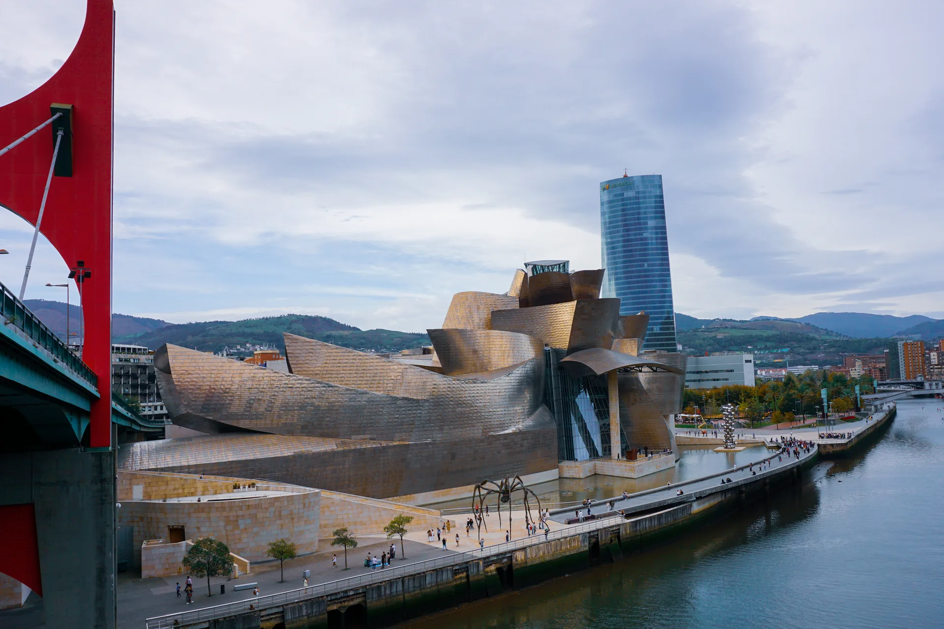 Museo Guggenheim junto a la ría, símbolo de una Bilbao que apuesta por la innovación y donde el SEO local abre oportunidades para los negocios