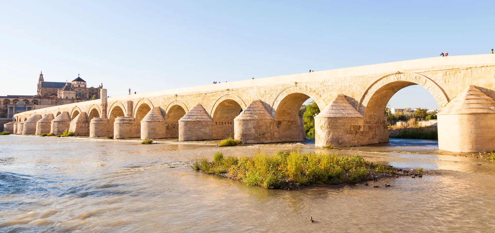 Puente Romano y Mezquita de Córdoba al atardecer, ciudad con gran potencial para el posicionamiento web
