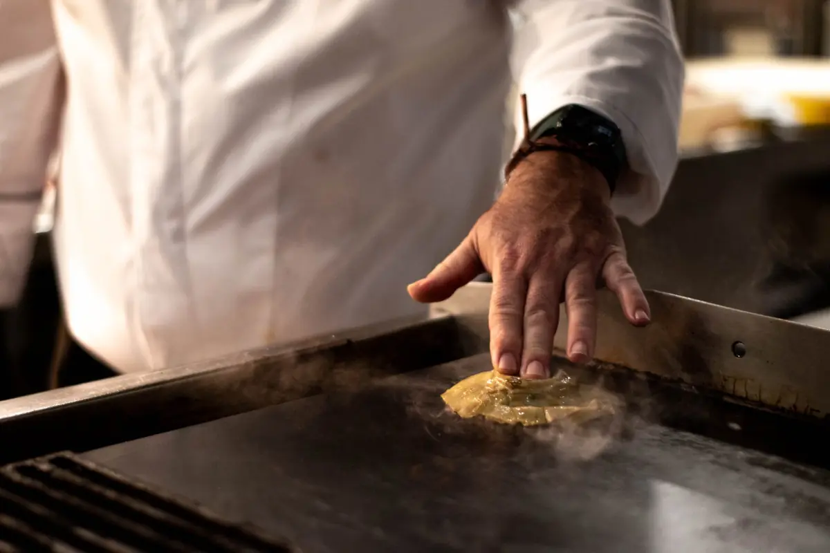 Cocina profesional de restaurante — el SEO para restaurantes empieza por una buena base técnica