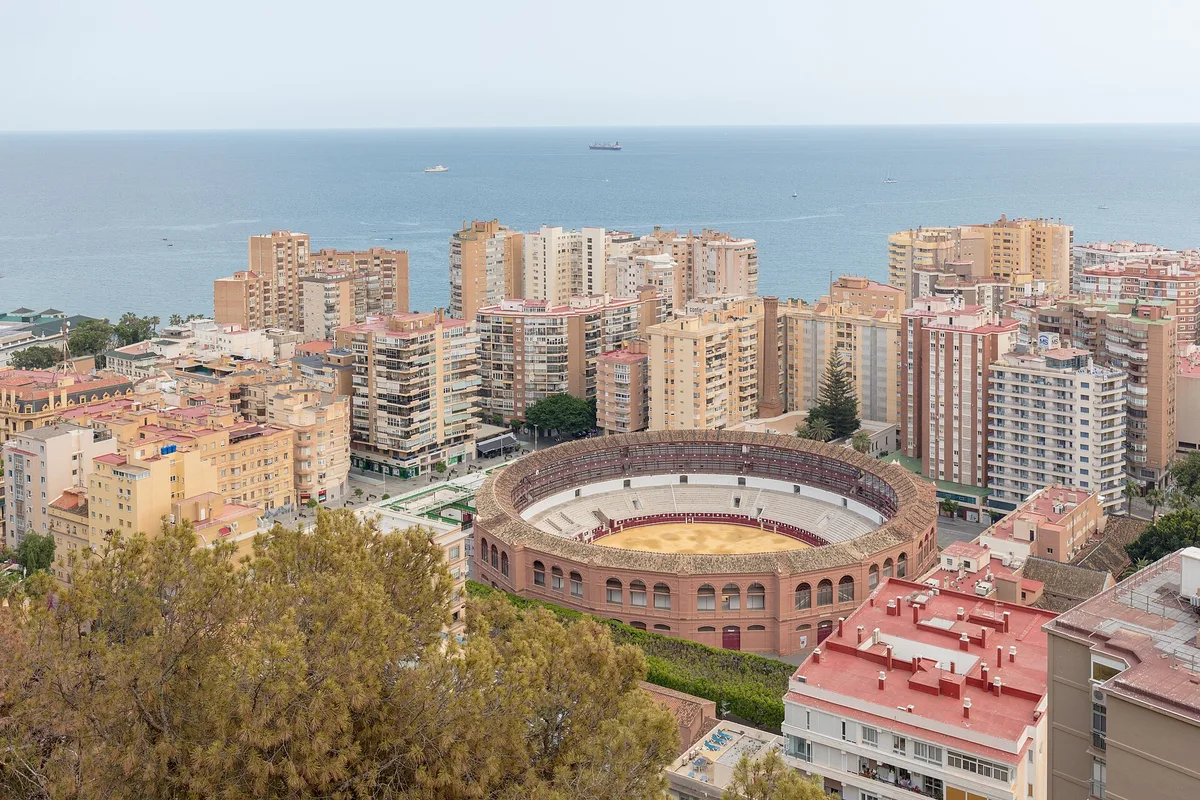 Agencia SEO en Málaga - vista aérea de la ciudad con la plaza de toros y el mar