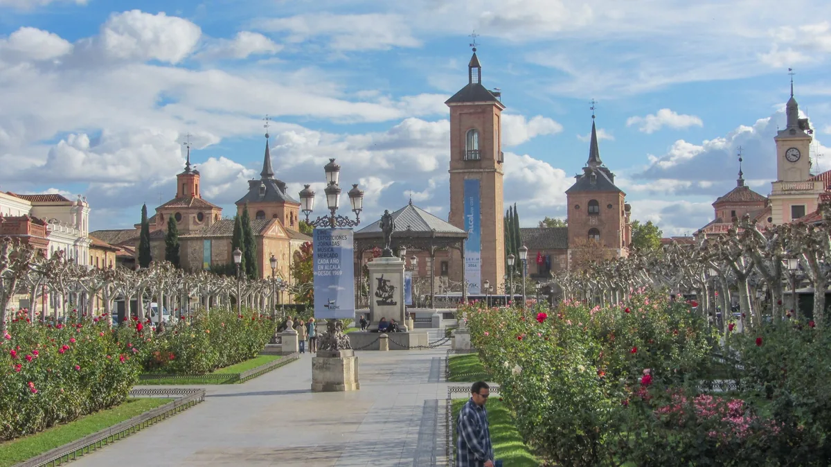 Plaza de Cervantes en Alcal&aacute; de Henares, destino tur&iacute;stico con m&aacute;s de 850.000 visitas anuales y escenario de eventos que generan contenido en redes sociales