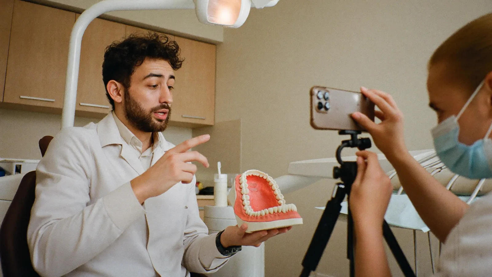 Dentista grabando un v&iacute;deo educativo para las redes sociales de su cl&iacute;nica dental