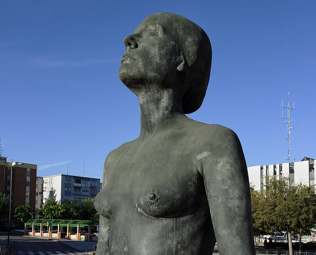La Mujer de Coslada, escultura de Antonio L&oacute;pez en la Rambla de Coslada, ciudad donde trabajamos el posicionamiento SEO local