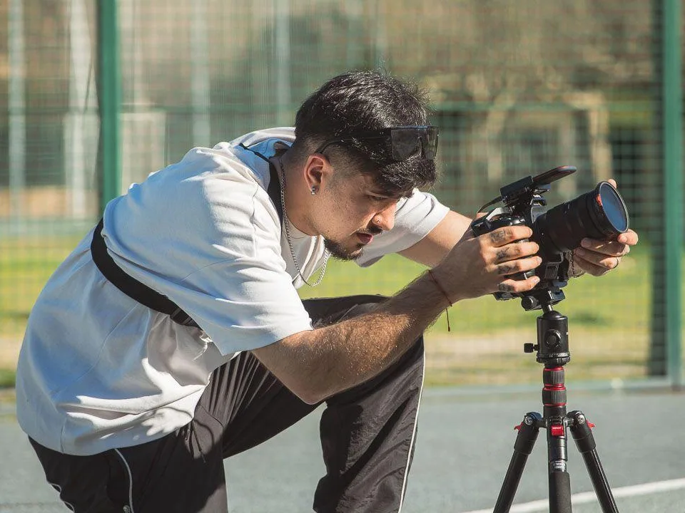 Ryan Medina, videógrafo profesional de MasLeads Digital, grabando con trípode