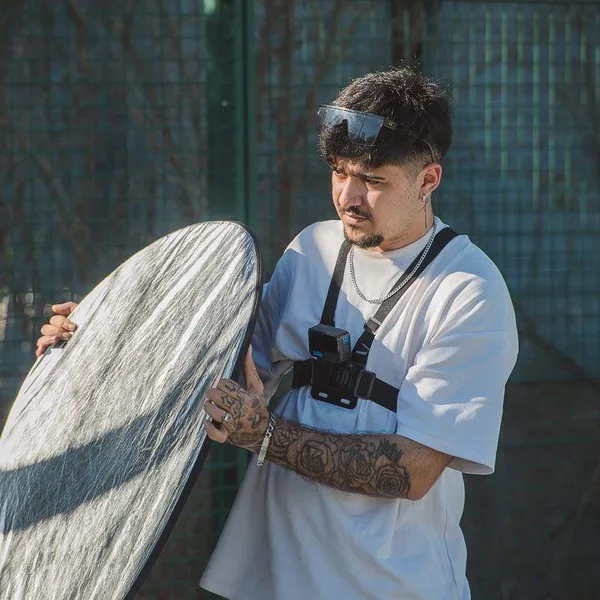 Ryan Medina con un reflector durante un rodaje, behind the scenes